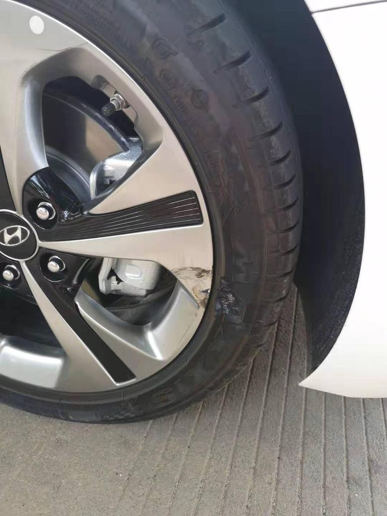 菲斯塔右前轮胎壁被马路牙子蹭掉了一些橡胶好像能看到轮胎里面的线圈了要紧吗