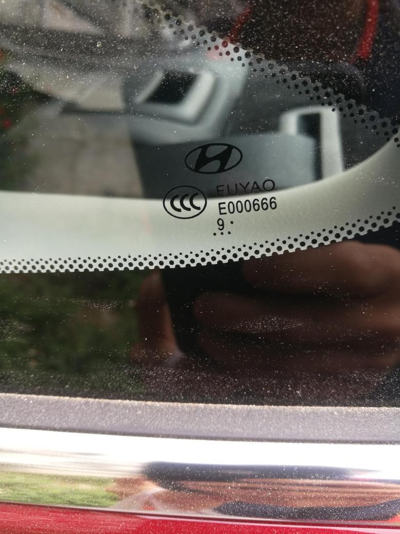 请问一下你们菲斯塔车窗玻璃厂商标志是这个吗？听说应该FY才对吗？
