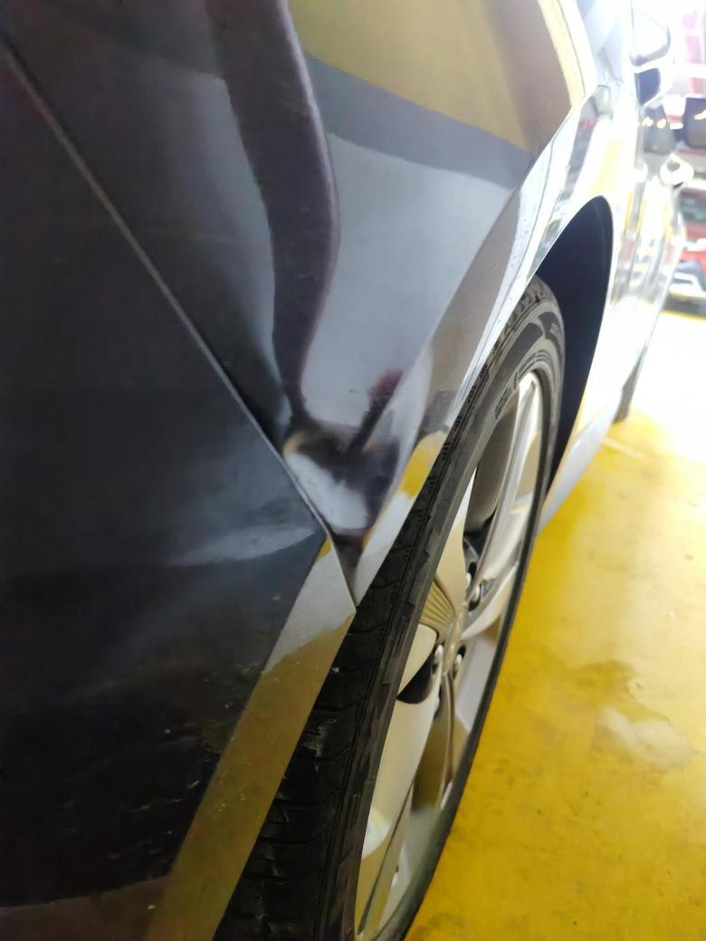 菲斯塔右后车轮撞凹了，自己拿补漆笔涂上了点，这个位置能做钣金喷漆修复吗？大概要多少钱？???