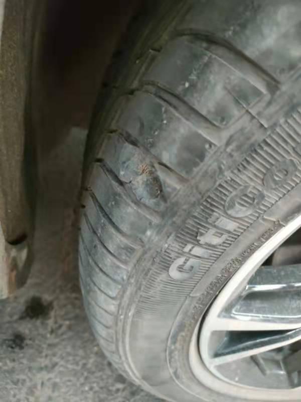 宋plus轮胎被扎了一个洞，该怎么办？用换轮胎吗？