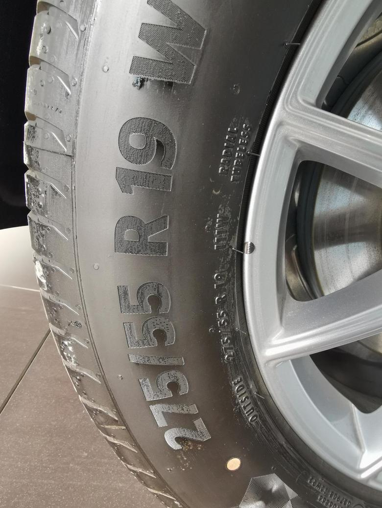 奔驰gle350时尚的轮胎，官网标的255/50R19，提车发现是275/55R19。有同款的车友明示