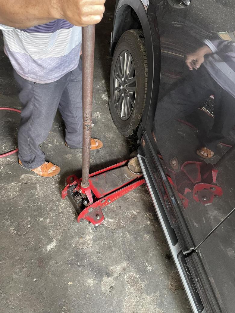 马自达cx5 唉，出门就被钢筋割破轮胎了，各位大哥们，为啥换了新轮胎后车里还显示胎压报警啊。有啥办法可以解决吗，还是轮胎还是有问题的