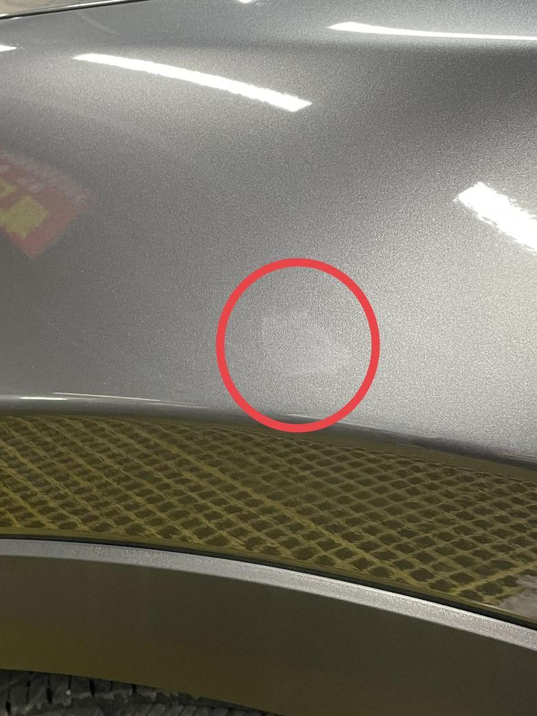 马自达cx5 提车至今一直阴雨不断，难得今日天气不错，出去洗了个车，在灯光下居然发现左边叶子板漆面居然有一块色斑，漆膜仪测试了下原漆。