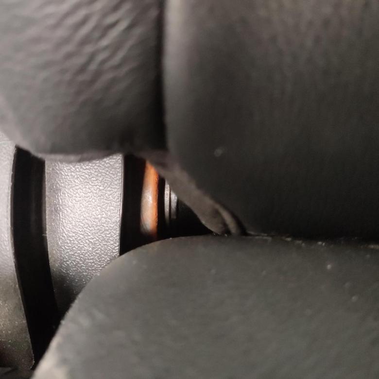 锐界后排座椅里面生锈了是怎么回事？