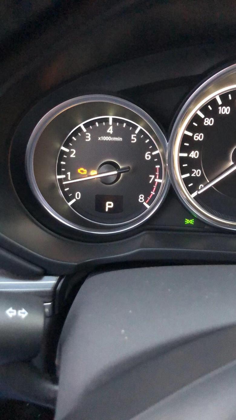 马自达cx5 今年3月份提的车，今天开到半路中控显示屏突然重启，仪表盘亮这2个灯，是怎么回事。