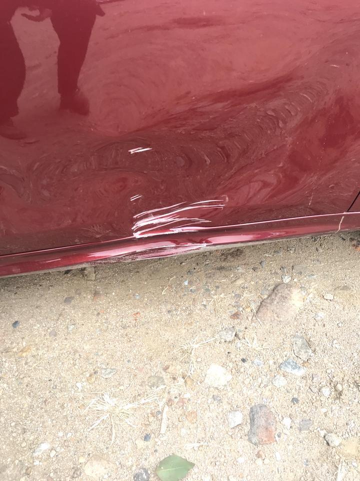标致508l车刮着石头墩了，修理师傅说这样的需要换车门，如果单是钣金补漆的话，一年半载车门就会生锈，想问一下需要换车门吗？