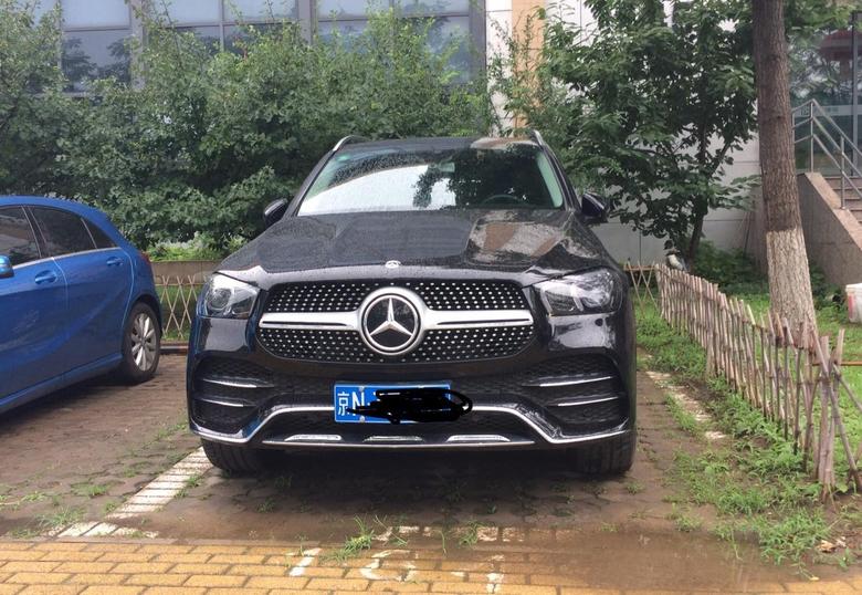 奔驰gle在北京见到的第一辆2020款GLE。外观看起来非常大气，比老一款大气。车灯，比照片上好看很多，也很协调，儒雅中带着凌厉感，彰显霸气。