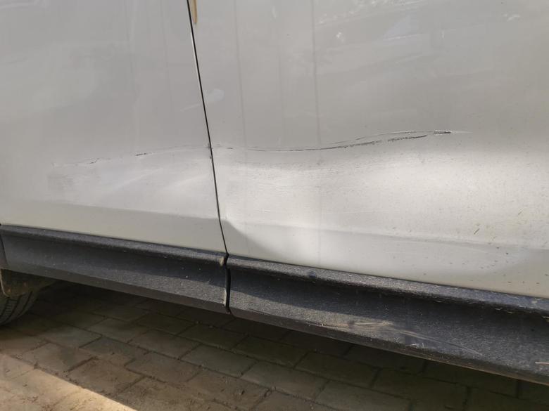 马自达cx5 被人怼了，两个车门，前门有凹陷，漆有划痕，黑色的大部分是肇事车的保险杠塑料，后门有一点点漏底漆。这个钣金是肯定了，漆可以不重喷吗？抛光打蜡后还会有痕迹吗？