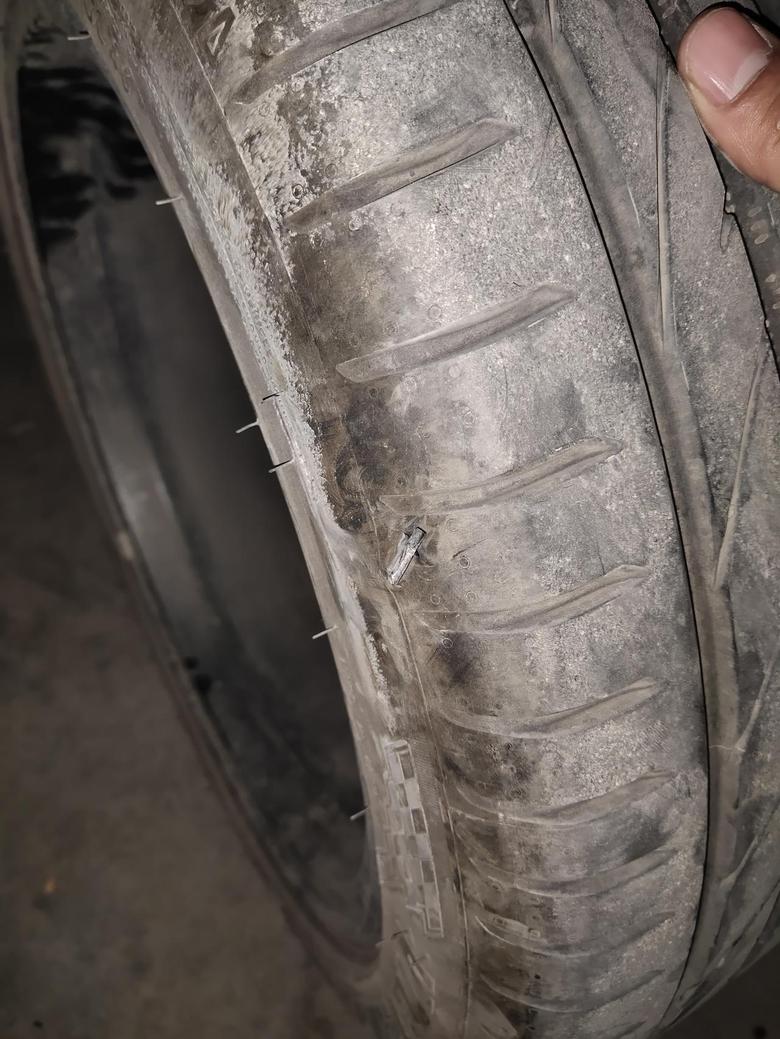 菲斯塔车友们这个轮胎扎了侧面需要换轮胎吗，轧了内测