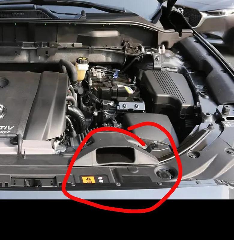 汽车发动机进气口位置图片