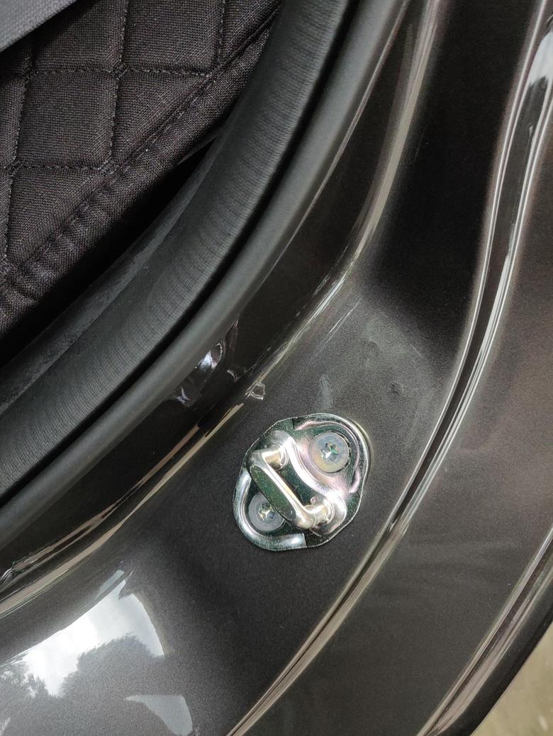 马自达cx5 车友们看看自己的后门锁位置，漆面都是这样吗？一个礼拜的新车，感觉要爆漆了一样？