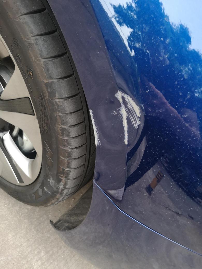 菲斯塔我车子前轮旁边凹下去了一点还掉漆了有什么简单的办法搞一下吗？还是等多了再报保险？