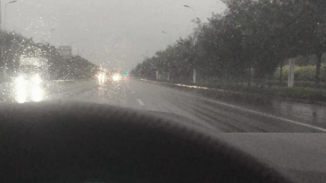 菲斯塔雨天行驶，切勿超速。