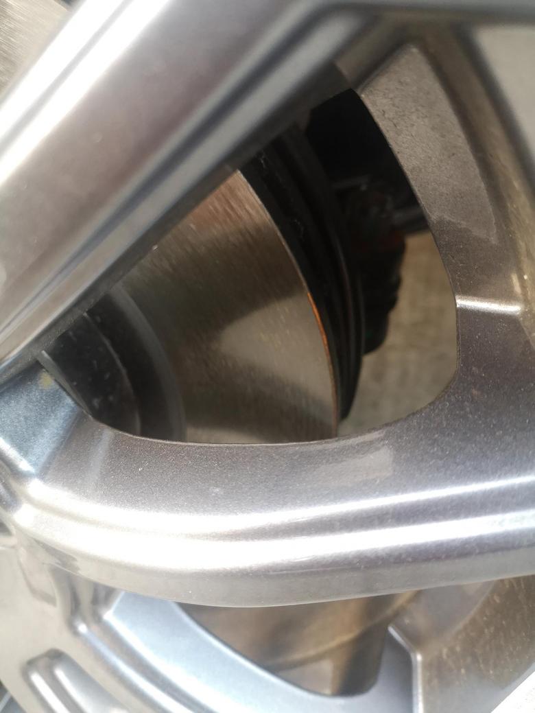 远景x311月提的车，轮毂的位置和后面的螺丝怎么全生锈了？这个该怎么办啊？