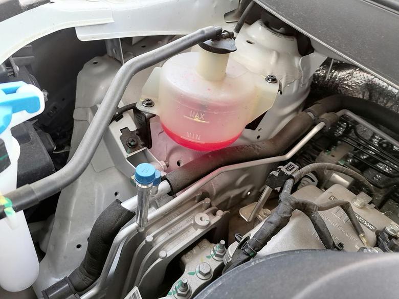 吉利远景x3pro，新车刚首保过，前几天。这个冷却液是正常的吗？都到下面一格了？？？