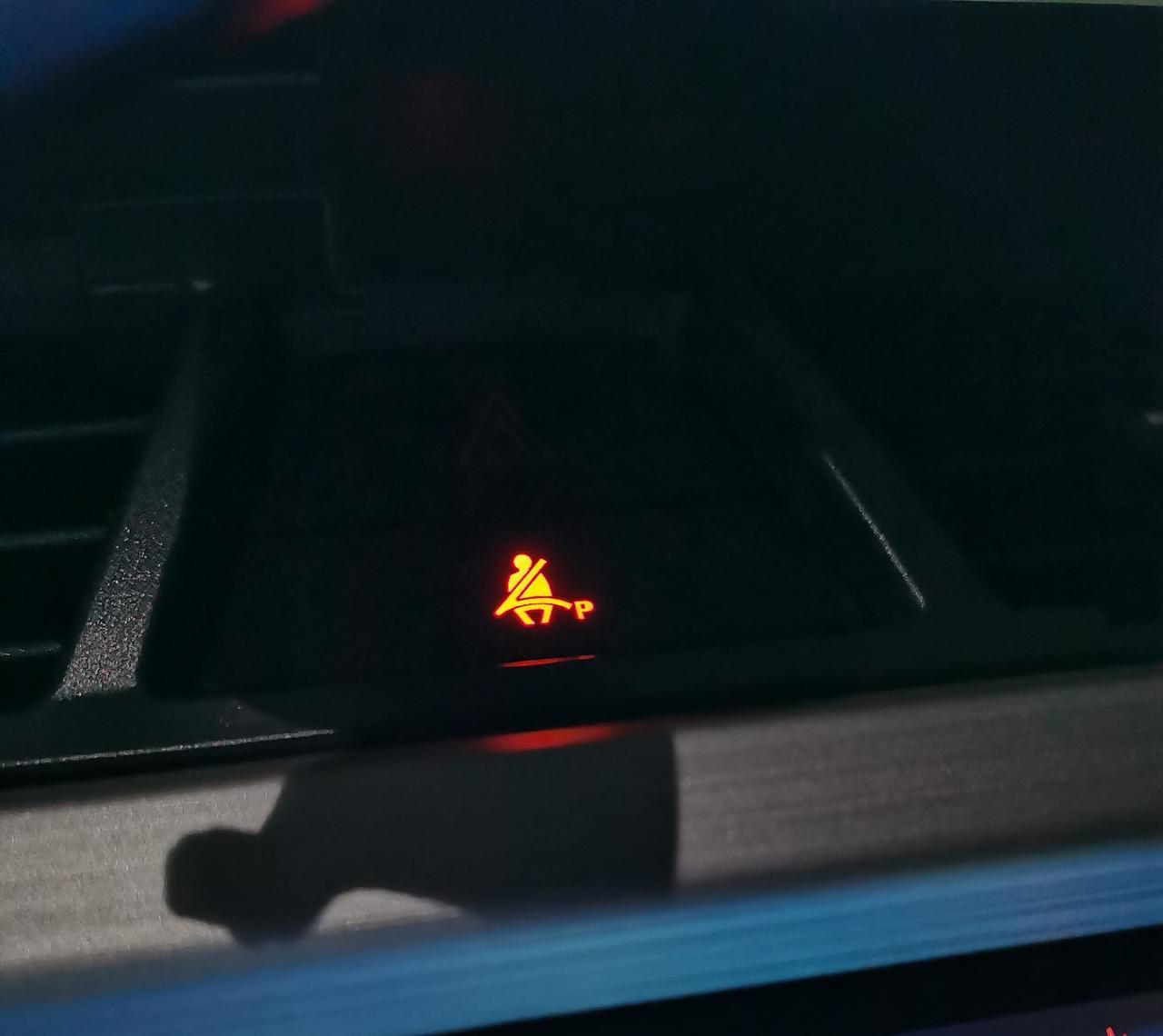 远景x3 “危险警告灯”下方的“驾驶员安全带未系警告灯（带个P字）”常亮是怎么回事，是哪里出问题吗？