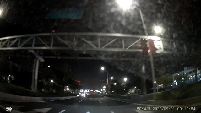 远景x3凌晨回家，快到路口时，居然有小车逆行，不会是“过中元节”喝多了吧？