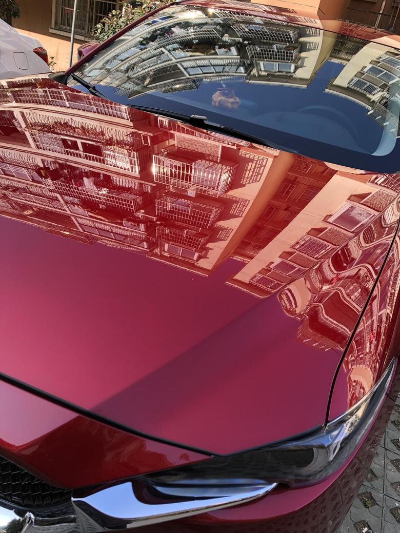 我的车漆名字叫“水晶魂动红”，是第二代马自达cx5的首次亮相的新车漆，真的非常惊艳。提到魂动红就让人想到马自达，水晶魂动红是在原魂动红的基础上再次有所提升，让你在各个角度都能欣赏它的独特魅力。