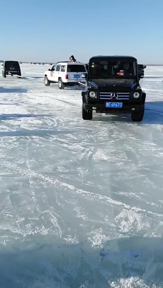 奔驰g级冰上拔河大G挑战两台切诺基