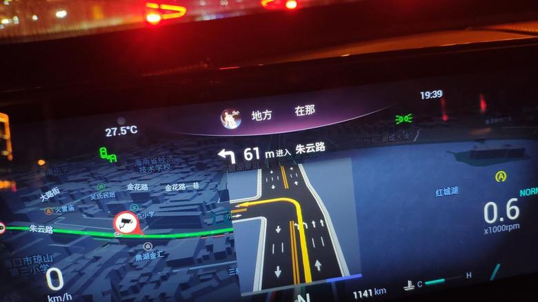 瑞虎7 plus左边屏幕不显示和右边屏幕一样的车道指引标志(右图红色圈)，在陌生的道路还要看右边的屏幕，好不安全，希望官方OTA升级一下。