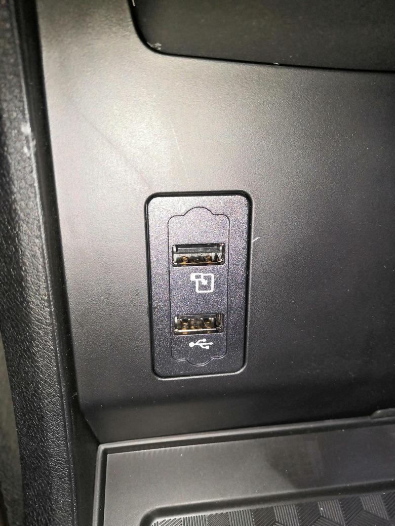 瑞虎7 plus有两个USB插口上面的是连接什么用的？空调面板上的圆扭是做什么用的啊？有哪位大神知道吗？谢谢。