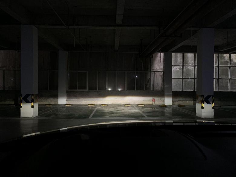 马自达cx5 2019款cx-5近光灯的问题，大家看图可以发现左边灯要低点，这是上墙的效果，如果灯光在地面就会发现左边灯光短一些，正常吗？