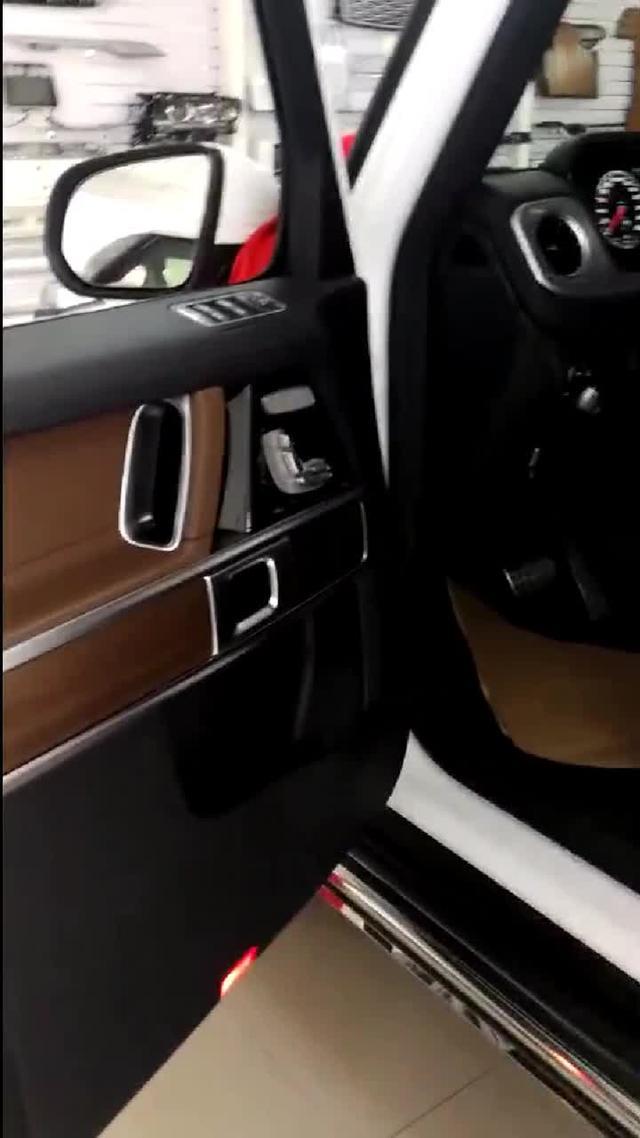 奔驰g级2019款奔驰G500白棕实车品鉴内饰