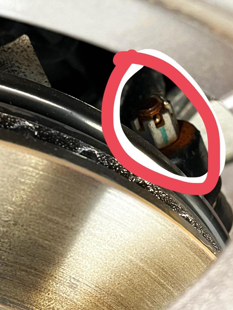 远景x3pro新车，刚提6天，今天发现车轮底下这个螺丝都锈成这样了是怎么回事？这是什么配件？??新车一血