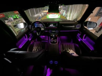 奔驰g级中控碳仟装饰条配上64色出风口氛围灯，完美！你觉得呢？