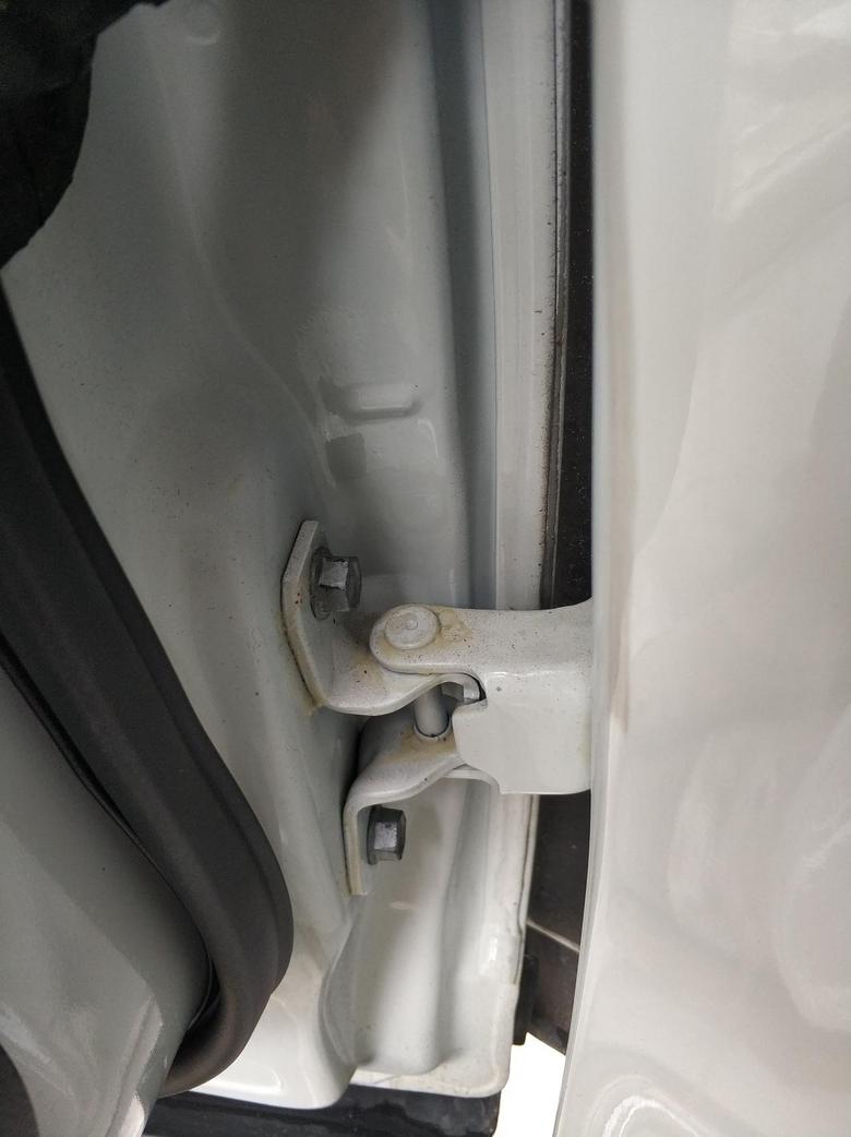 马自达cx5 请问下你们的新车cx5的4个门是不是都有用扳手纽过的痕迹呢？