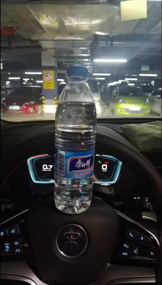 宋plus的nvh做的很好，车不抖，水瓶子里的液面很稳定，车内也几乎听不到发动机声音！！