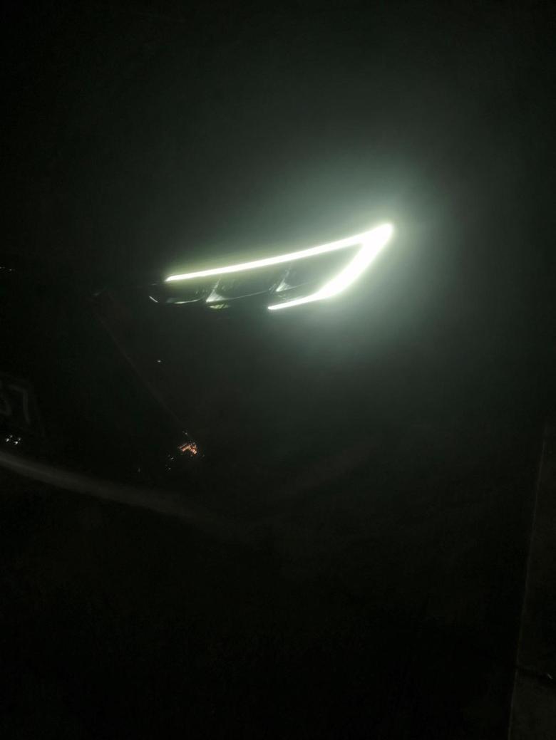 yaris l 致炫 请问各位车友，我的这个前车轮廓灯亮起来是因为我没关，还是因为它在暗的环境自动亮呢！