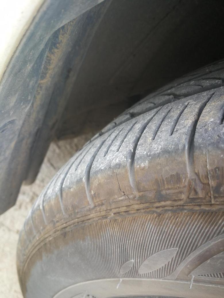 yaris l 致炫 这样子的前车轮胎，出现裂纹了，能不能修补下用上高速