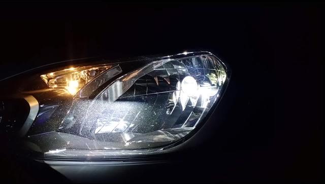 yaris l 致炫 原车卤素灯晚上开车看不清，上网买了一对带小透镜的LED灯泡，这效果比人家几千块改的灯也差不到哪里去了