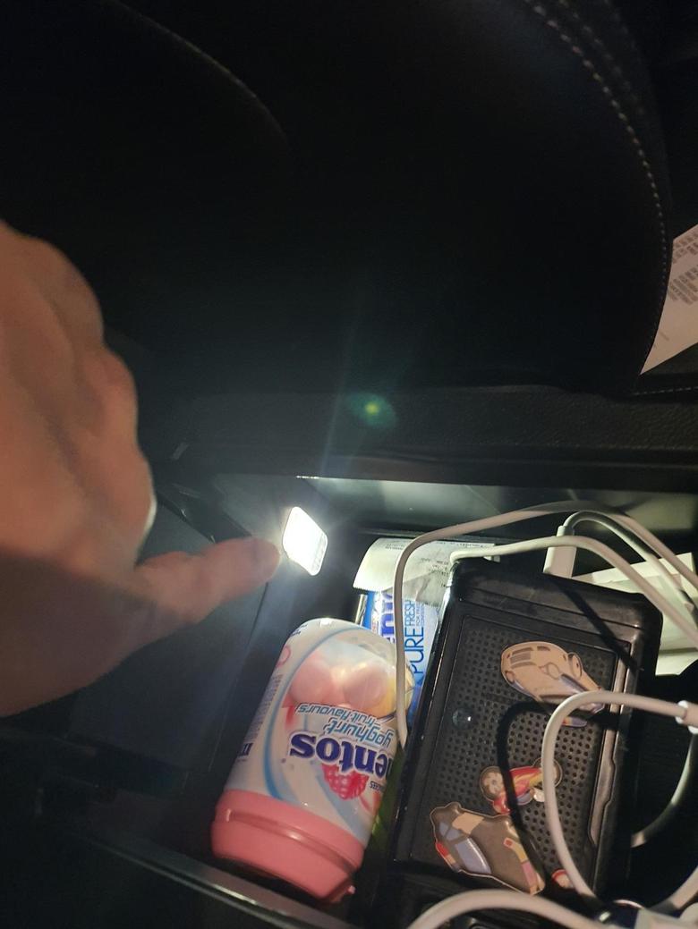 mustang 野马17年车内储物箱的灯一直亮着就算关上储物箱熄火了还是亮着是正常的吗？