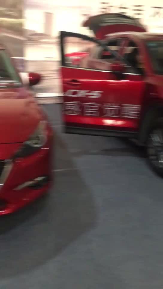 马自达cx4 这款红色车很漂亮，好喜欢呀，推荐给大家哎