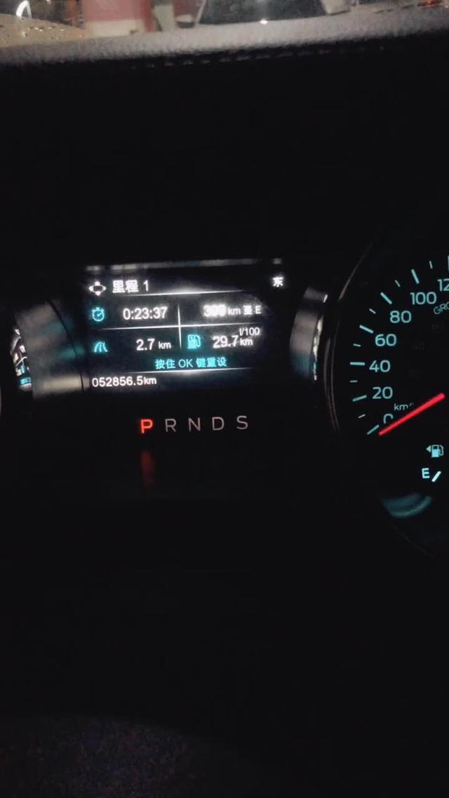 mustang 福特野马2015款性能版。这款车仪表盘部不显示车的行驶速度吗