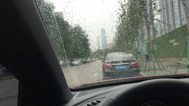 马自达cx4 喜欢静静地坐在车内，看着外面下着大雨