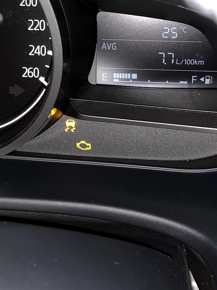 马自达cx4 请问车友：在行过程中突然亮起这两个小黄灯是怎么回事？并且伴随着点油门光吼不走的情况……求大佬指点，当天大概开了一百多里地。