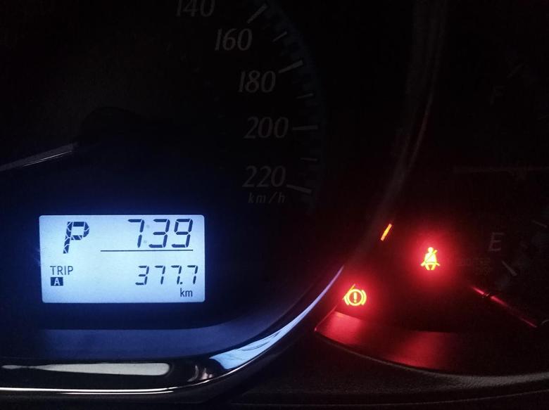 yaris l 致炫 车友们，我刚提十来天的致炫车，加满油箱磨车的，这个仪表盘上显示的是不是我的车总共跑了377.7公里，用了一半的油呀？这个油耗高吗？