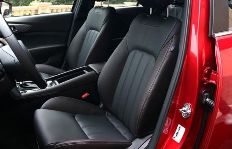 马自达cx4 CX4前排座椅的包裹性和承托力都有着非常好的表现，高配车型配有双色皮质座椅，并带有电动调节与座椅加热功能。