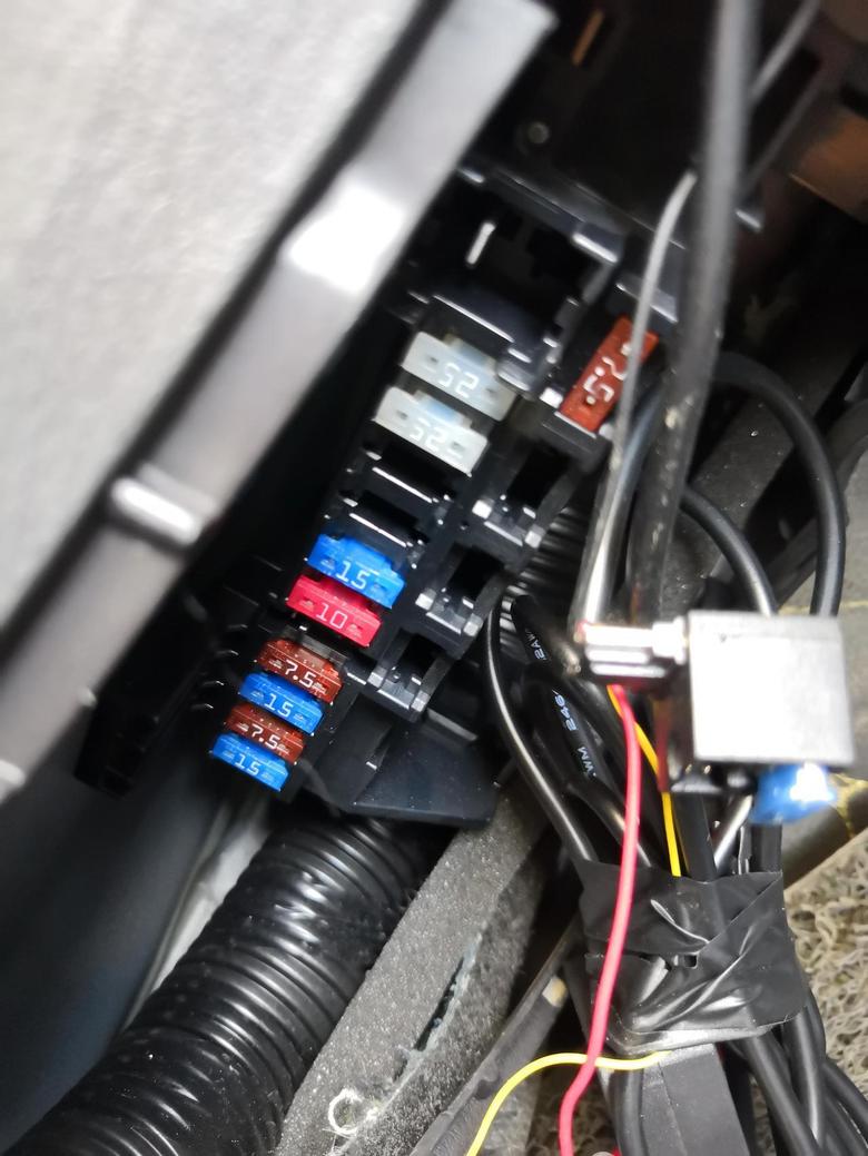 马自达CX4安装完行车记录仪后，一键启动按钮发动起车和行车中一直在闪黄（琥珀色）灯，怎么解决？
