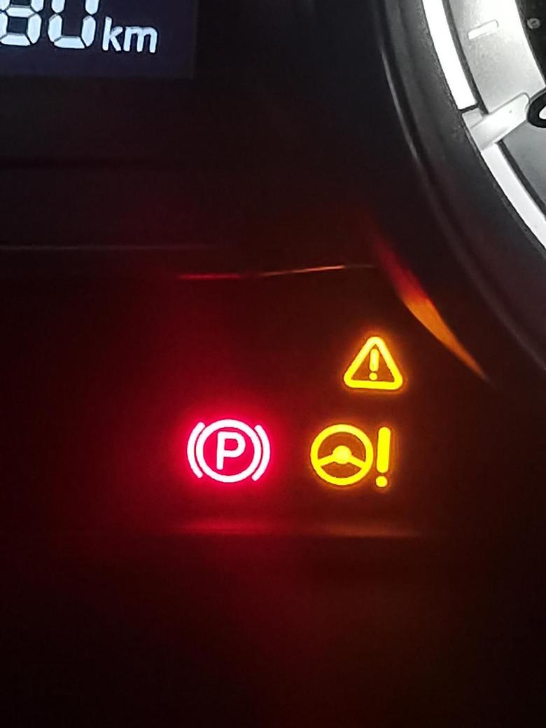 马自达cx4 黄色三角里面有个叹号的灯突然亮起，行驶时候启停功能没有了，I-stop灯不停闪烁是什么故障。之前出现过熄火在车里给手机充电，导致发动不了的情况。大神们帮我看看是什么情况！