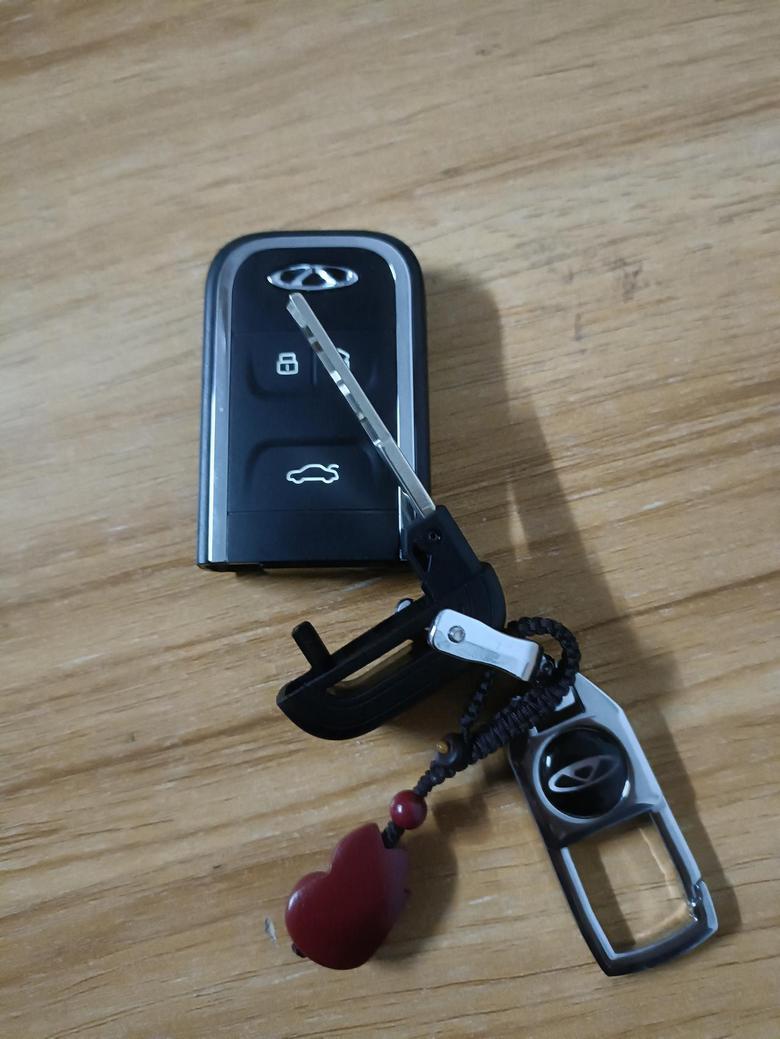 艾瑞泽5 plus机械钥匙可以打开车门，但车子会报警，如果遥控没电了，机械钥匙开门有什么用？