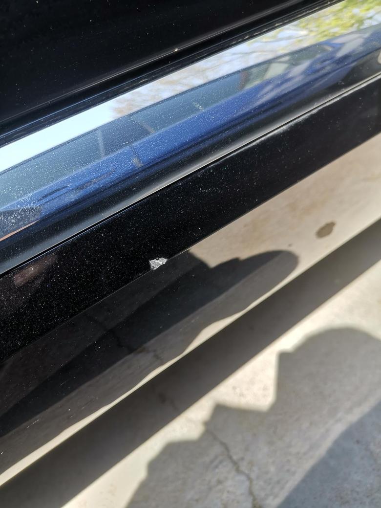 昂科旗原厂踏板什么样式？能不能有效保护车门？提车才三个月，主驾驶车门下边塑料件就被别人开车门碰了。