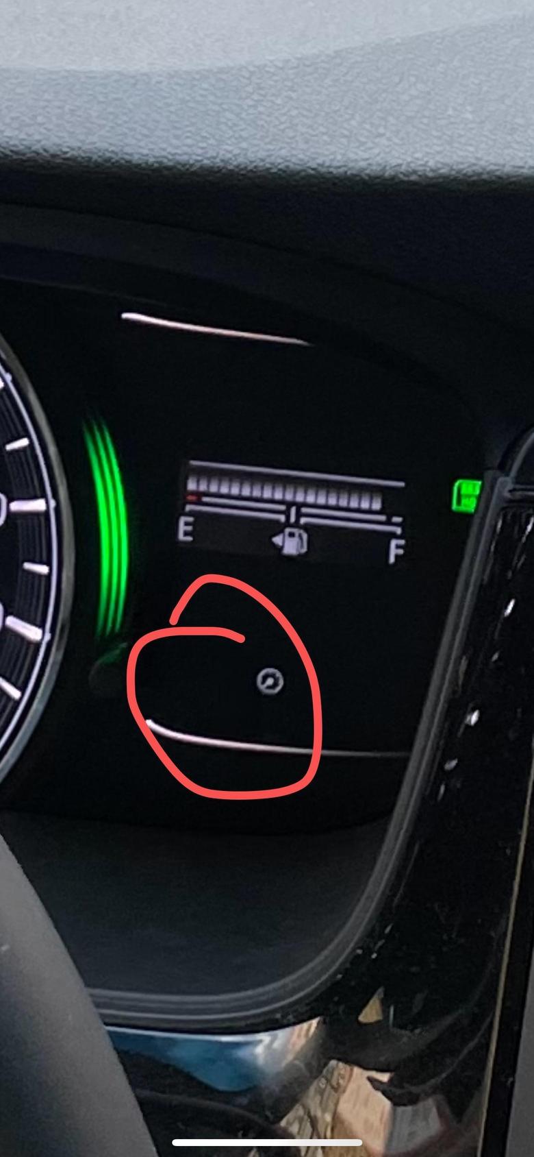 艾力绅 燃油表下面有个像表盘的标志是什么意思？