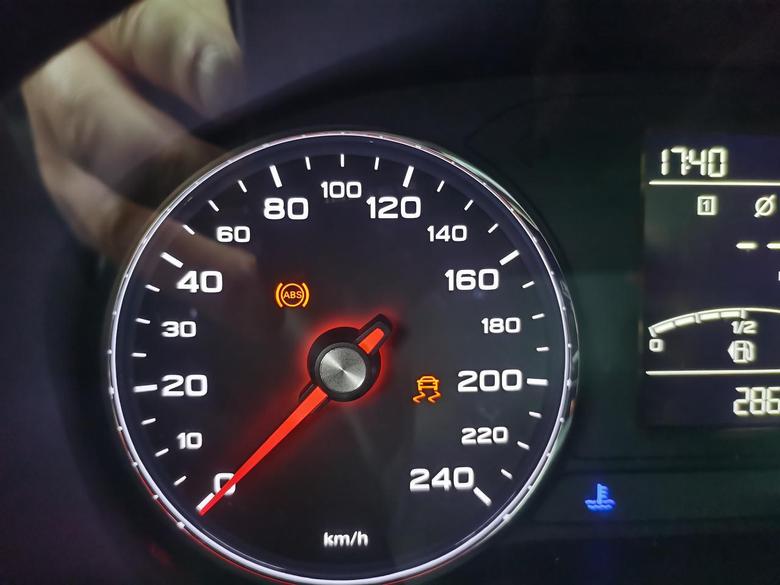捷达vs7荣威Rx5，三年半，ABS和防侧滑仪表灯常亮，如何排除故障？
