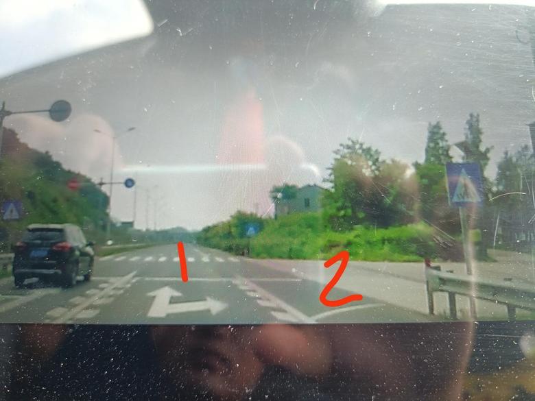 艾瑞泽5 plus请教一下图中路口右转可以从1车道不越过停车线压实线经过2车道右转吗