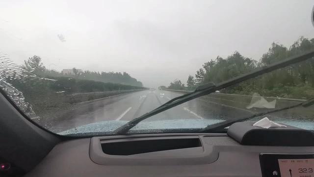 摩卡高速暴雨中行驶！刚好想拍个雨中自动驾驶视频，没想到突然遇前车减速，然后摩卡就完美的变道了！
