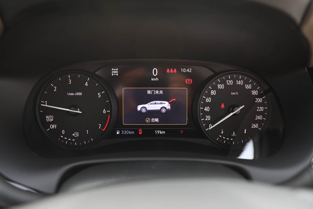 昂科旗中低配车型的仪表盘为传统式样，采用了双圆筒和4.2英寸的中央显示屏布局